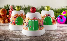 small decorated gingerbread houses